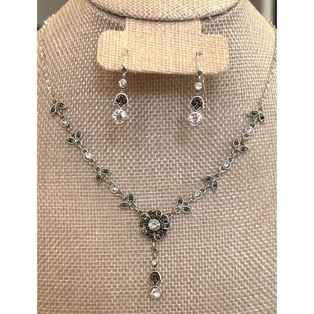 VTG Avon Nina Ricci Crystal Flower Necklace and Earring Set